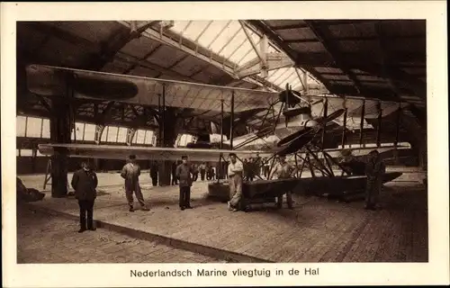 Ak Niederländische Marineflugzeuge in der Halle, Doppeldecker, Wasserflugzeug