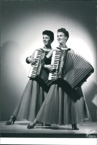 Foto Ak Die 2 Torinas, Akkordeonschau, Gelsenkirchen, Musikerinnen, Duo