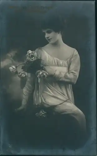 Ak Glückwunsch zum Geburtstag, junge Frau, Blumen