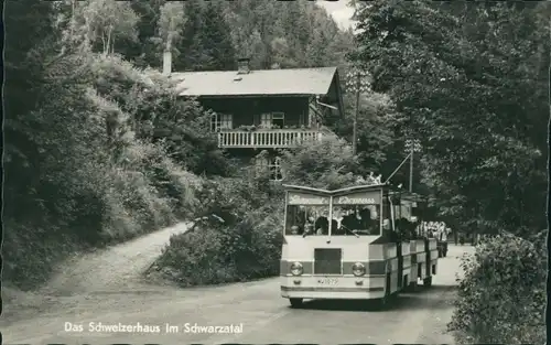 Ak Schwarzburg in Thüringen, Schweizerhaus im Schwarzatal, Autobus