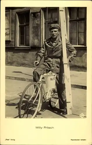 Ak Schauspieler Willy Fritsch, Portrait auf einem Fahrrad, Blitz Blank