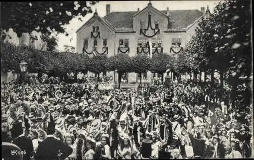 Ak Kamenz in Sachsen, Forstfest, Auszug auf dem Schulhof