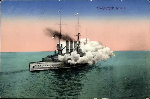 Ak Deutsches Kriegsschiff feuert auf hoher See