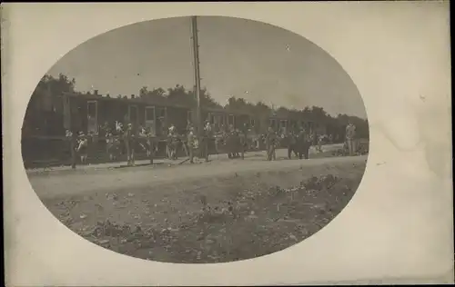 Foto Ak Zielona Huta Grünhütte Pommern, Bahnhof, Gleisseite, 1918