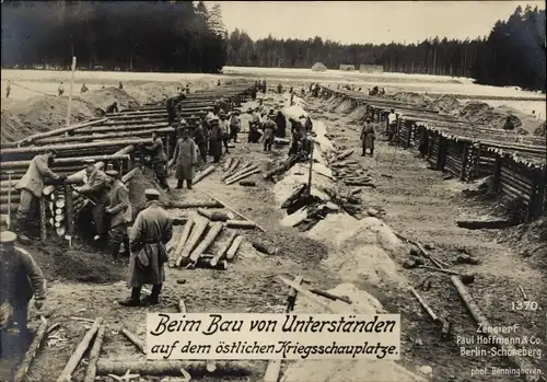 Ak Ostfront, Deutsche Soldaten in Uniformen, Bau von Unterständen, I WK