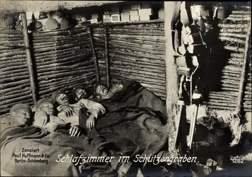 Ak Schlafzimmer im Schützengraben, schlafende Soldaten, I WK
