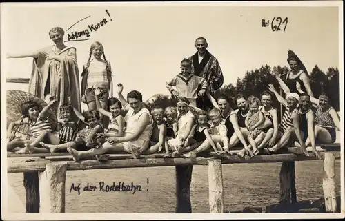 Foto Ak Urlauber, Strandleben, Brücke, Bademode, Badeanzüge