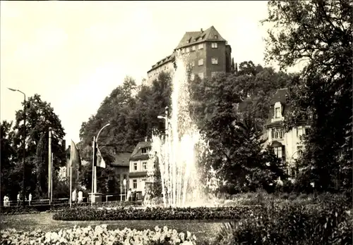 Ak Greiz im Vogtland, Springbrunnen, Platz, Burg