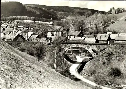 Ak Frankenhain in Thüringen, Teilansicht, Kirche, Eisenbahnbrücke