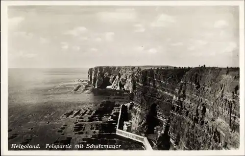 Ak Nordseeinsel Helgoland, Felspartie mit Schutzmauer