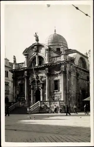 Foto Ak Dubrovnik Kroatien, Straßenpartie, Gebäude, Eingangsportal