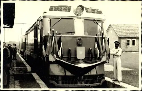 Foto Ak DR Kongo Zaire, Eisenbahn, Bahnhof, Gleisseite, 1955