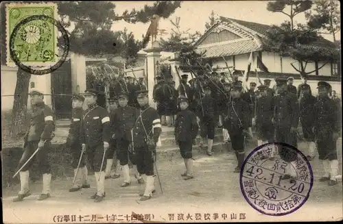 Ak Japan, Japanische Soldaten in Uniformen, 1920
