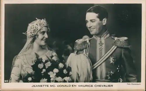 Ak Schauspielerin Jeanette McDonald, Schauspieler Maurice Chevalier, Portrait, Uniform