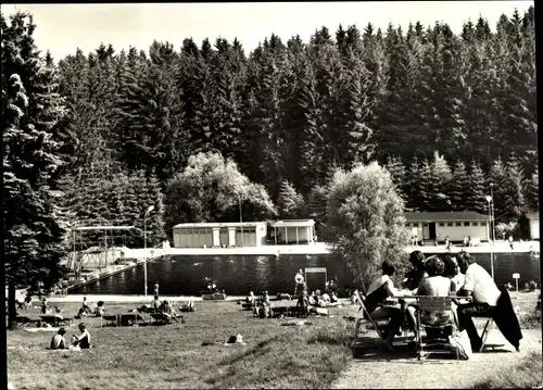 Ak Adorf im Vogtland, Schwimmbad, Badegäste
