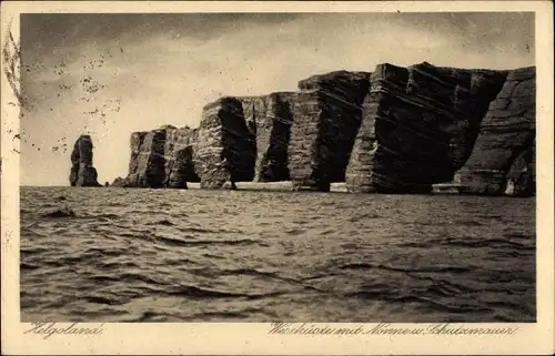 Ak Nordseeinsel Helgoland, Westküste, Nonne, Schutzmauer