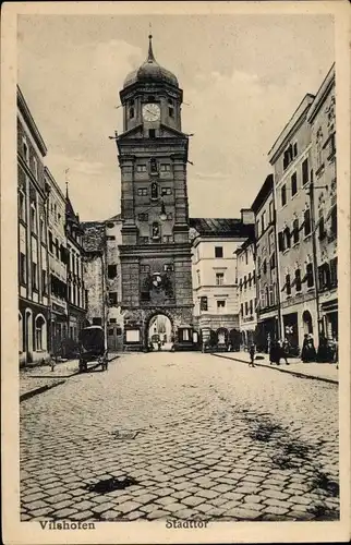 Ak Vilshofen, Straßenpartie mit Blick auf das Stadttor