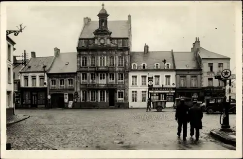 Ak Frévent Pas de Calais, Blick auf den Platz und das Rathaus