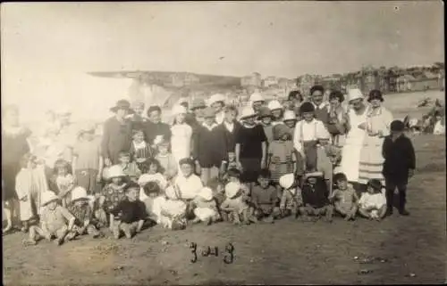 Foto Ak Ault-Somme ?, Mers les Bains ?, Gruppenfoto am Strand