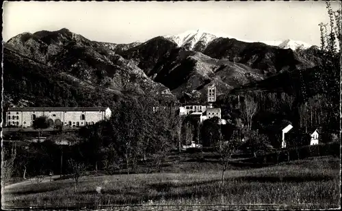 Ak Prades Pyrénées Orientales, Abbaye Saint-Michel de Cuxa, Au fond, le Canigou