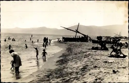 Ak Canet Pyrénées-Orientales, La premier baignade, Strand, Boot