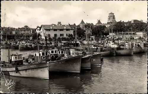 Ak Saint Jean de Luz Pyrénées Atlantiques, Hafen, Kirche