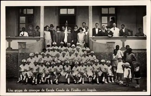 Ak Angola, Um grupo de creancas da Escola Conde de Ficalho