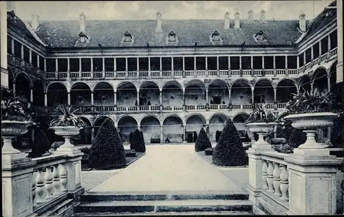 Ak Opočno Opotschno Opotschen Region Königgrätz, Schloss, Innenhof