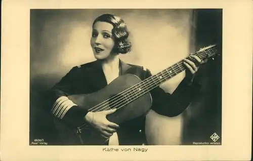 Ak Schauspielerin Käthe von Nagy, Portrait mit Gitarre