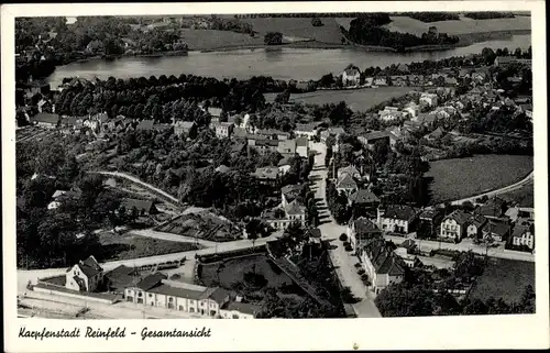 Ak Reinfeld in Holstein, Karpfenstadt, Luftaufnahme vom Ort