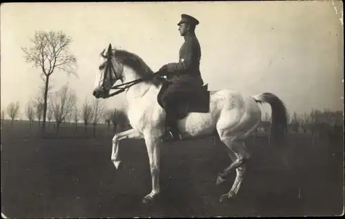 Foto Ak Mann in Uniform auf einem Pferd
