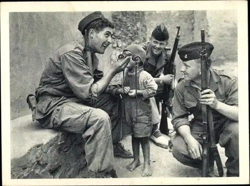 Ak Ce jeune musulman est devenu le camarade de ces trois soldats