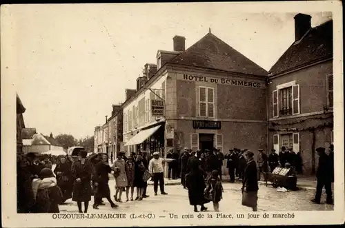 Ak Ouzouer le Marché Loir et Cher, Coin de la Place, un jour de marché, Hotel du Commerce
