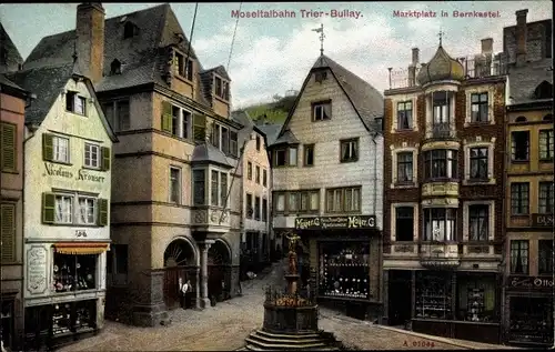 Ak Bernkastel Kues an der Mosel, Marktplatz, Handlung, Nikolaus Kronser, Brunnen