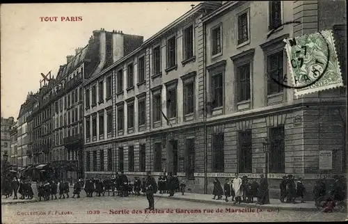 Ak Paris XI., Sortie des Ecoles de Garcons, rue de Marseille, eleves
