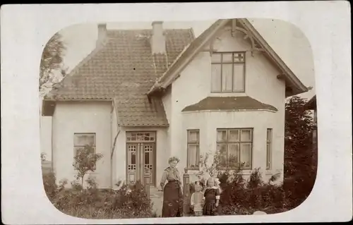Foto Ak Hamburg, Frau und Kinder vor einem Wohnhaus