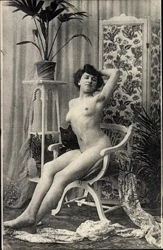Ak Erotik, Frau auf einem Stuhl sitzend, Katze, Paravent, Palmen, Frauenakt