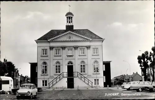 Ak Zundert Nordbrabant Niederlande, Gemeindehaus, Autos