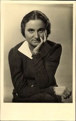 Foto Ak Schauspielerin Karola Bender, Spielzeit 1936/37 Essen, Portrait, Autogramm