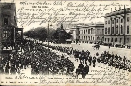 Ak Berlin Mitte, Unter den Linden, Kaiser Wilhelm II. an der Spitze der Fahnenkompanie