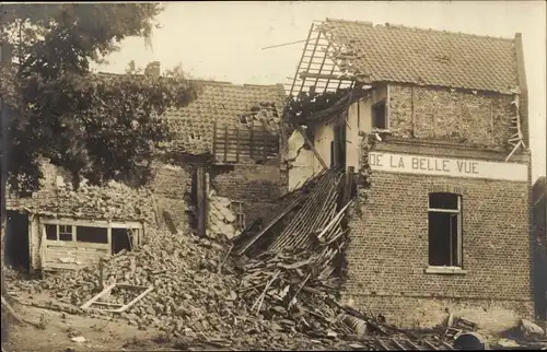 Ak Belgien, 1. Weltkrieg, zerstörtes Gebäude, Schriftzug de la Belle Vue