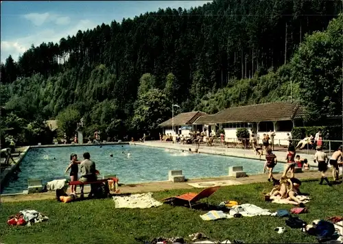 Ak Schönmünzach im Murgtal Baiersbronn im Schwarzwald, Schwimmbad, Badegäste