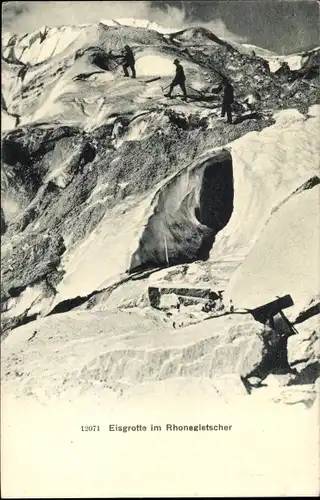 Ak Kanton Wallis, Eisgrotte im Rhonegletscher, Kletterer