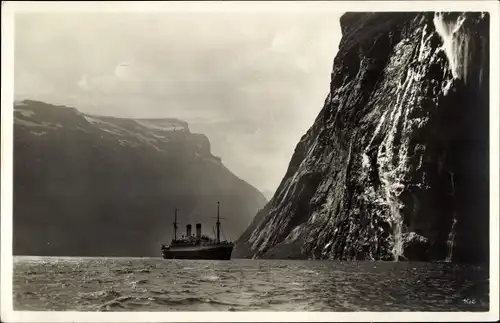 Ak Geirangerfjord Norwegen, Schleierwasserfälle, Dampfer