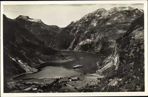 Ak Norwegen, Utsigt over Geirangerfjorden, Dampfschiff im Fjord