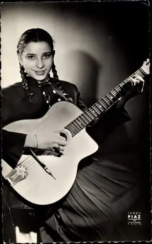 Ak Musikerin Marie José Neuville, Portrait, Gitarre