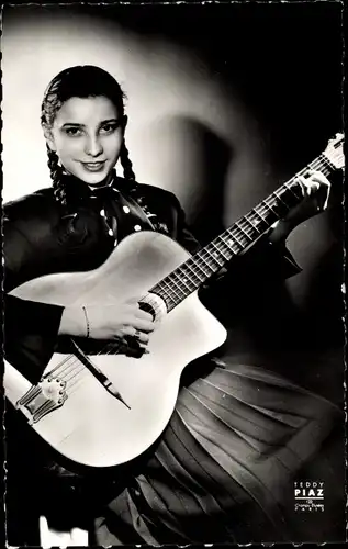 Ak Musikerin Marie José Neuville, Portrait, Gitarre