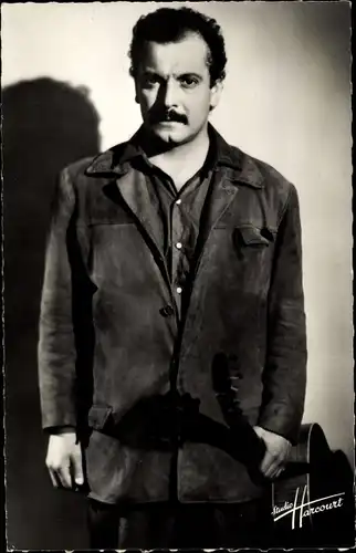 Ak Dichter und Schriftsteller Georges Brassens, Portrait, Gitarre