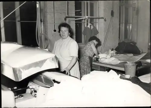 Foto Ak Arbeiterinnen in einer Wäscherei, Bügeleisen, Mangel