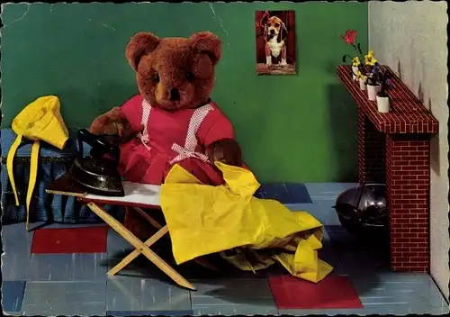 Ak Teddybär beim Bügeln, Bügeleisen